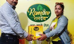 रामदेव तेलद्वारा विजेतालाई पुरस्कार वितरण