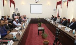 आचारसंहितामा हस्ताक्षर गर्न निर्वाचन आयोगमा प्रधानमन्त्री देउवासहित शीर्ष नेताहरु