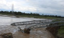 कञ्चनपुरमा बाढीले झोलुंगे पुल बगायो