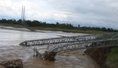 कञ्चनपुरमा बाढीले झोलुंगे पुल बगायो