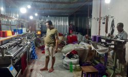 मेसिनबाट कपडा बुन्दै !