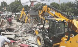 वीर अस्पताल क्षेत्र रहेको अनधिकृत संरचनामाथि महानगरले चलायो डोजर