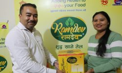 रामदेव तेलद्वारा ‘चाडपर्व उपहार योजना’ अन्तर्गत चौथो साताका विजेतालाई पुरस्कार वितरण