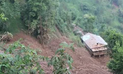 बागलुङमा पहिरो बगेर दर्जनौँ घर परिवार विस्थापित