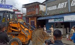 काठमाडौं महानगरपालिकाले हटायो सार्वजनिक जग्गामा बनाइएको ड्राइभिङ सेन्टर