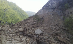 पहिरो खस्दा मध्यपहाडी राजमार्ग अवरुद्ध, सयाैं यात्रु अलपत्र