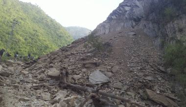 पहिरो खस्दा मध्यपहाडी राजमार्ग अवरुद्ध, सयाैं यात्रु अलपत्र