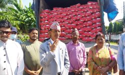 सहरी मन्त्री चौधरीद्धारा बाढी पीढितलाई १३ लाखको खाद्यान्न सहयोग