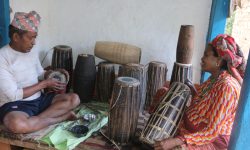 मादल बनाउदै दम्पती !