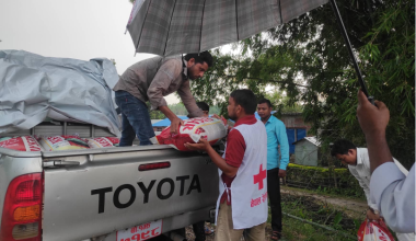 जनप्रतिनिधि बाढीपीडितका उद्धार र राहत वितरणमा व्यस्त