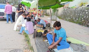 जुत्ता सिलाउने रामहरुको यथार्थः भन्छन्, ‘सीपको सम्मान भएन