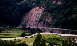 लोकमार्गको दर्जनौँ स्थानमा पहिरो, सयौँ यात्रु अलपत्र