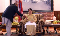 राष्ट्रपतिले लगाइन् गुरूहरूको हातबाट टीका