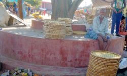 ग्राहकको प्रतीक्षामा नाङ्लो व्यापारी !