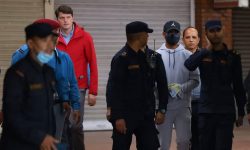 रुमालले हतकडी छोप्दै सन्दीप लामिछानेलाई लगियो गौशाला हीरासत !