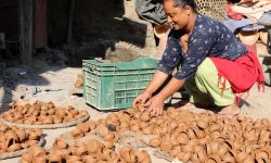 कुम्भकार माटोको भाडा बनाउन र बिक्रीमा व्यस्त