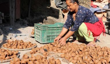 कुम्भकार माटोको भाडा बनाउन र बिक्रीमा व्यस्त