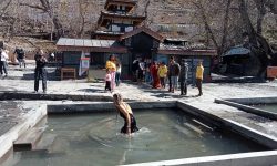 स्नान गर्दै पर्यटक !