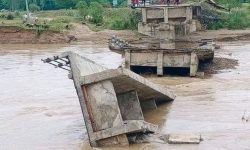 बाढीले पुल भत्काएपछि हुलाकी सडकखण्ड अवरुद्ध