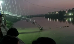 गुजरातमा पुल चुँडिंदा १३७ जनाको मृत्यु, उद्धारको कार्य जारी