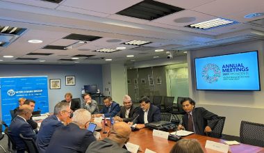 अर्थमन्त्री शर्मा र विश्व बैंकका उपाध्यक्ष मार्टिनबीच भेटघाट