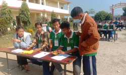 विद्यार्थीलाई नमूना मतदान, भन्छन् : अभिभावकलाई सिकाउँछौं