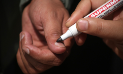 दाङबाट एकसय ४१ कैदीबन्दीले मतदान गर्दै