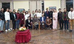 नयाँ पुस्ताका कलाकर्मीसँग प्रधानमन्त्री देउवा