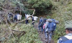 मतपेटिका बोकेर सदरमुकाम बेनी ल्याइँदै