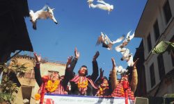 परेवा उडाउँदै विजयी उम्मेदवार