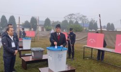 माओवादी केन्द्रका अध्यक्ष प्रचण्डद्वारा मतदान