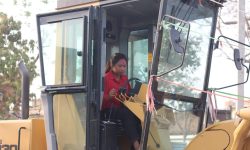 ग्रेडर मेसिन हाँक्दै अनिता