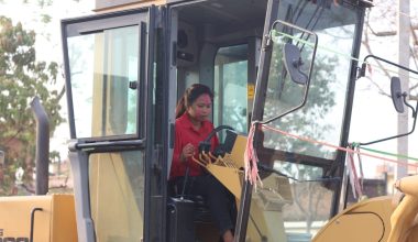 ग्रेडर मेसिन हाँक्दै अनिता