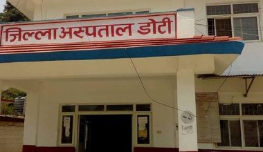 भूकम्पका घाइतेको उपचार डोटीमा हुँदै