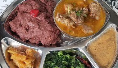 कोदोको ढिडो र सिस्नोको तरकारीको स्वाद पस्कदै गुरुङ घरबास