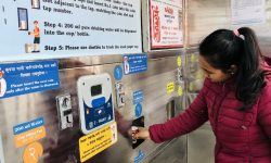 ‘वाटर एटीएम’बाट पानी पिउँदै सर्वसाधारण