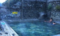 स्वास्थ्य पर्यटनको गन्तव्य बन्दै तातोपानी कुण्ड