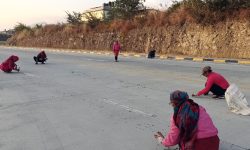 पोखरा विमानस्थलको प्रवेश मार्गमा अलकत्रा सफा गरिँदै