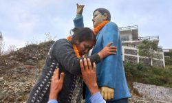 स्व.रविन्द्र अधिकारीको शालिकमा माल्यार्पण गर्दै विजयी उम्मेदवार भट्टराई !