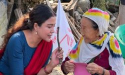 मतदातासँग मत माग्दै उम्मेदवार नायिका थापा