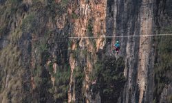 तारे भिरमा ‘स्काइ साइक्लिङ’ गर्दै युवती