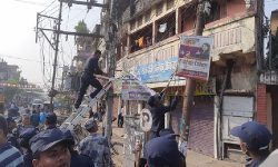 सप्तरीमा टाँगेका निर्वाचन प्रचार सामग्री हटाइँदै