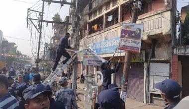 सप्तरीमा टाँगेका निर्वाचन प्रचार सामग्री हटाइँदै