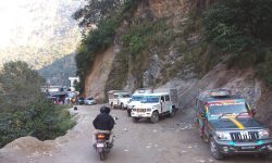 सडकमै पार्किङ !