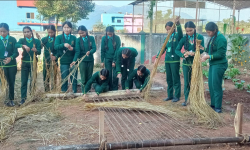 विद्यार्थीलाई गुन्द्री बुन्नेदेखि दुनाटपरी तयार गर्ने सीप