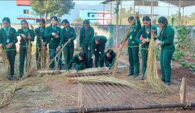 विद्यार्थीलाई गुन्द्री बुन्नेदेखि दुनाटपरी तयार गर्ने सीप