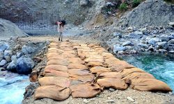 काठको लाप्को राखेर सवारीसाधन सञ्चालन !