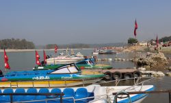 नारायणी किनारमा मोटरबोट !