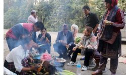 पोलेको मकै खाँदै यात्रु !