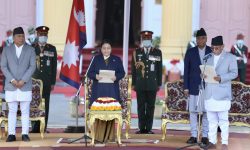 राष्ट्रपति भण्डारीद्वारा नवनियुक्त प्रधानमन्त्री प्रचण्डलाई शपथ